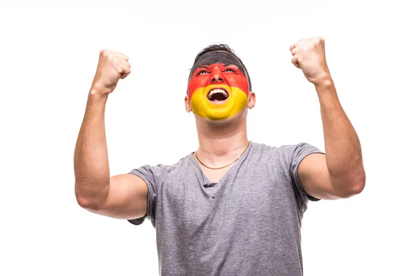 Bonito homem torcedor fã da equipe nacional da Alemanha com rosto de bandeira pintada obter vitória feliz gritando em uma câmera. Fãs emoções . — Fotografia de Stock