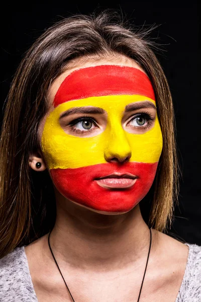 在黑人背景下, 被涂上国旗的西班牙国家队球迷的肖像。粉丝情绪. — 图库照片