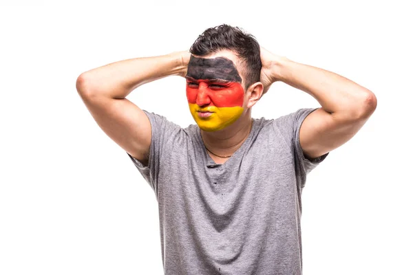 Hombre guapo partidario fanático de la selección nacional de Alemania pintó la cara de la bandera conseguir tristes emociones frustradas infelices en una cámara. Aficionados emociones . — Foto de Stock