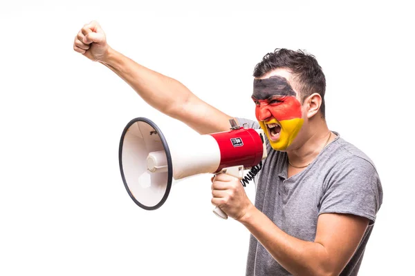 Przystojny mężczyzna kibic wierny fan reprezentacji Niemiec z flaga malowane twarz dostać szczęśliwy zwycięstwo krzyczeć do megafon wskazał ręką. Fanów emocji. — Zdjęcie stockowe