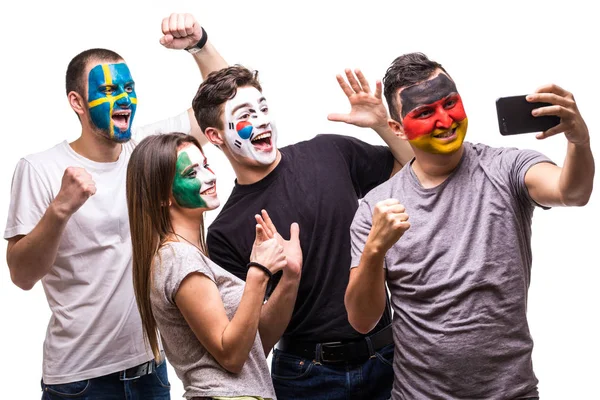 Болельщики группы людей фанаты национальных сборных раскрашивают лицо флага Германии, Мексики, Кореи, Швеции делают селфи с телефона. Вентиляторы . — стоковое фото