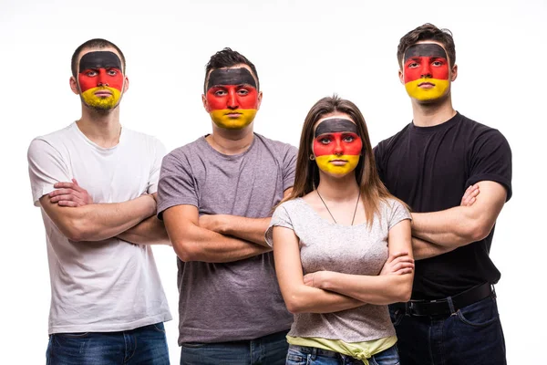 Grupo de pessoas torcedores torcedores de equipes nacionais da Alemanha com cara de bandeira pintada isolada em branco. Fãs emoções . — Fotografia de Stock