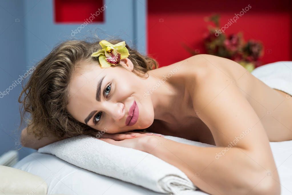 shikarnaya-zhenshina-razdvinulas-na-massazhnom-stole-video