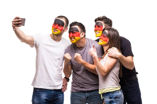 Groupe de personnes supporters fans de l'Allemagne équipes nationales avec visage drapeau peint prendre saisissent du téléphone. Ventilateurs émotions . — Photo