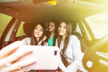 Eğlenceli yakalama. Üç güzel genç kadın selfie yapmak bir yolculuk zevk Üstten Görünüm
