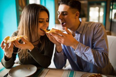 Tr pizza kesim güzel genç çiftin yakın çekim.