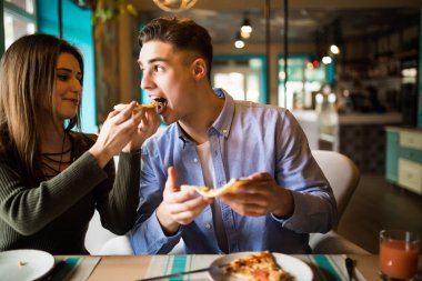 Pizza paylaşımı ve birlikte mutlu bir şekilde yemek kafede bir çift. Pizza zamanı.
