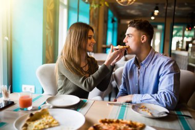Pizza zamanı. Oturan ve alışveriş sonra pizza yemek güzel sevgi dolu bir çift. Dating, tüketim, gıda, yaşam kavramı