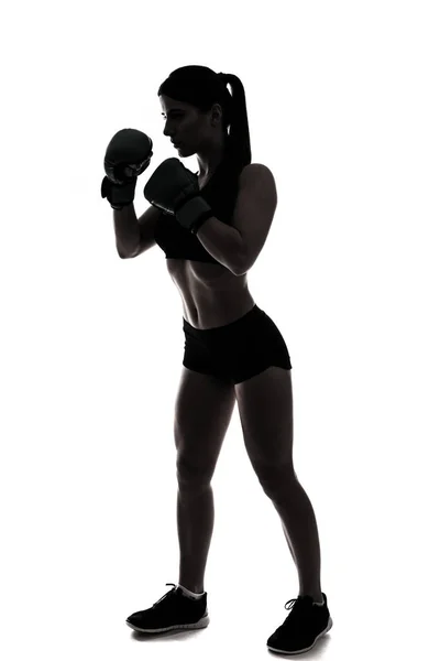 Une femme caucasienne boxe exercice en silhouette isolé sur fond blanc — Photo