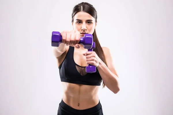Mujer joven haciendo ejercicio con pesas sobre fondo blanco — Foto de Stock