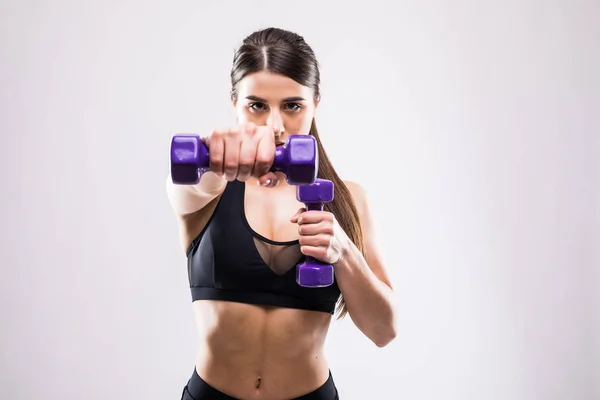 Niza joven fitneess mujer con mancuernas aisladas sobre fondo blanco — Foto de Stock