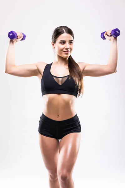 Mujer fitness ejercitando crossfit sosteniendo pesas entrenamiento de fuerza bíceps ejercitándose con pesas sobre fondo blanco —  Fotos de Stock