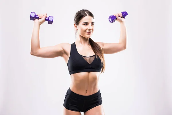 Fitness žena s činkami na bílém pozadí — Stock fotografie