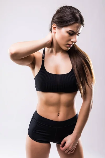 Pořádku a Fitness koncept - portrét ženy trpí svalové zranění, postavení, držení krku a nižší zpět s výhledem. Izolované na bílém pozadí. — Stock fotografie