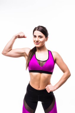 Pazı esneme ve beyaz arka plan üzerinde izole kamera bakarak gülümseyen bir spor kadın portresi