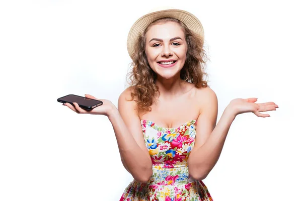 Gelukkig joyfull ecxited meisje met opgeheven handen en zomer kleding op witte achtergrond — Stockfoto