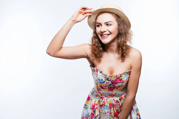 Portré szép göndör nő visel nyári kalap és ruha elszigetelt fehér background — Stock Fotó