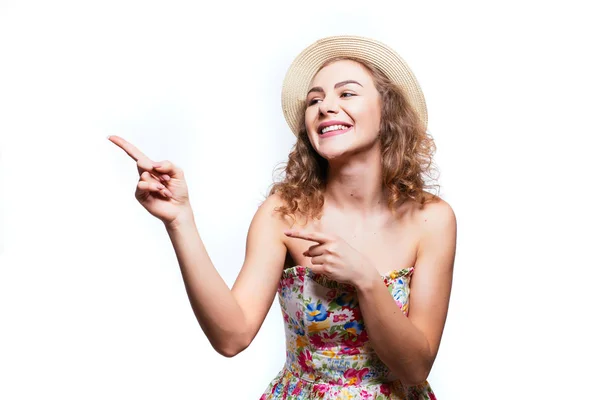 Portrait d'une fille mignonne étonnée en vêtements d'été pointant loin à l'espace de copie avec deux doigts isolés sur fond blanc — Photo