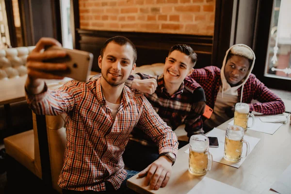 Gärna manliga vänner tar selfie och dricka öl på bar eller pub — Stockfoto