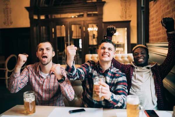 幸せなフットボールのファンや男性の友人がビールを飲むと最高のチームやパブで代表チームの勝利を祝う — ストック写真