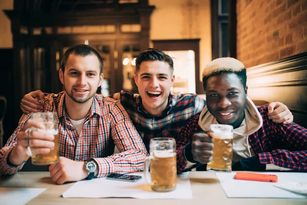 Estudantes felizes amigos do sexo masculino beber cerveja no bar ou pub — Fotografia de Stock