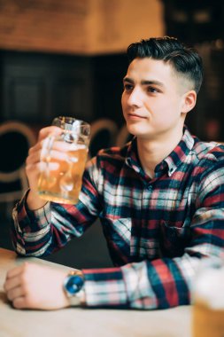Genç adam cam barda bira içme