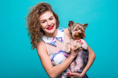 Ben ve göz alıcı arkadaşım. İçinde taşıyan Yorkshire korkunç yeşil arka plan üzerinde izole dururken gülümseyen güzel genç kadın