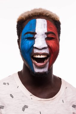 Yüz portre mutlu afro fan destek Fransa Milli Takımı ile beyaz arka plan üzerinde izole yüzü boyalı