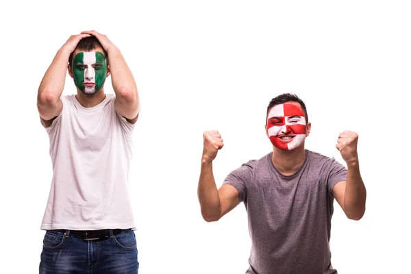 Футбольные болельщики Хорватии празднуют победу над расстроенным футбольным фанатом Нигерии с нарисованным лицом на белом фоне — стоковое фото