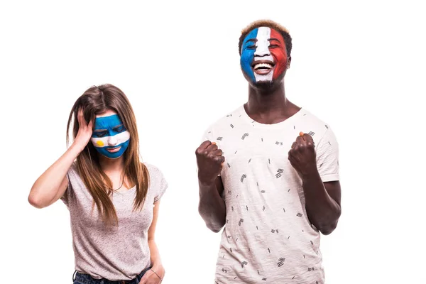 Fã de futebol feliz da França comemora vitória sobre chateado fã de futebol da Argentina com rosto pintado isolado no fundo branco — Fotografia de Stock