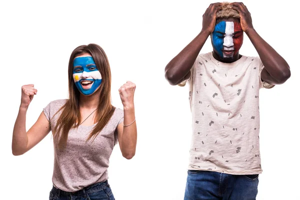 Szczęśliwy fan piłki nożnej Argentyny świętować zwycięstwo nad zdenerwowany kibic z Francji z twarzy malowane na białym tle — Zdjęcie stockowe