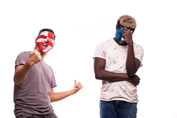 Feliz fanático del fútbol de Croacia celebran ganar molesto fanático del fútbol de Francia con la cara pintada aislada sobre fondo blanco —  Fotos de Stock