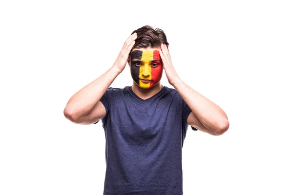 Apoio de fã perdedor perturbado da seleção da Bélgica com rosto pintado isolado em fundo branco — Fotografia de Stock