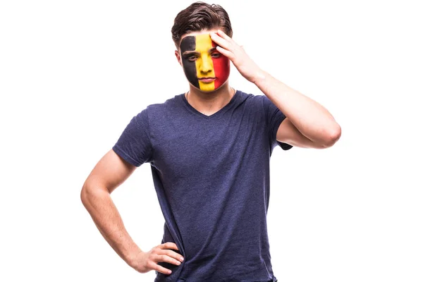 Apoio de fã perdedor perturbado da seleção da Bélgica com rosto pintado isolado em fundo branco — Fotografia de Stock