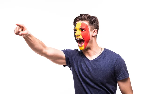 比利时国家队球迷支持在白色背景上被画的面孔呼喊和尖叫隔绝 — 图库照片