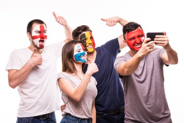 Taraftar desteği onların milli takımlar boyalı yüzü olan grup. İngiltere, Belçika, Tunus, Panama hayranları selfie beyaz arka plan üzerinde izole telefon almak