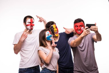 Taraftar desteği onların milli takımlar boyalı yüzü olan grup. İngiltere, Belçika, Tunus, Panama hayranları selfie beyaz arka plan üzerinde izole telefon almak