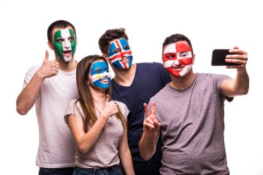 Taraftar desteği onların milli takımlar boyalı yüzü olan grup. Arjantin, Hırvatistan, İzlanda, Nijerya hayranları selfie beyaz arka plan üzerinde izole telefon almak