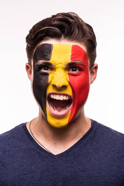 笑脸的球迷支持比利时国家队在白色背景上被隔离的画的面孔 — 图库照片