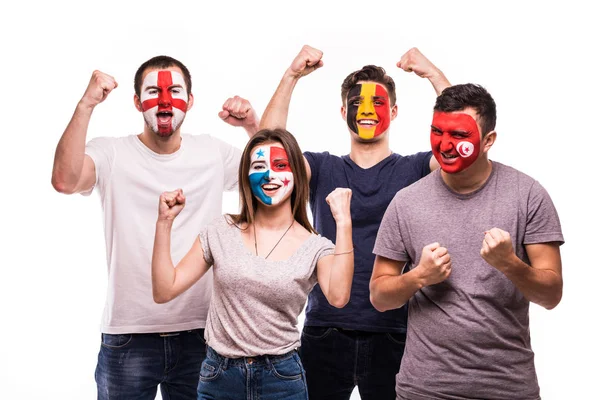 Grupa fanów suport ich drużyn narodowych z pomalowanymi twarzami. Anglia, Belgia, Tunezja, Panama fanów zwycięstwo krzyczeć na białym tle na białym tle — Zdjęcie stockowe