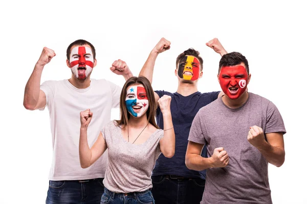 Grupa fanów suport ich drużyn narodowych z pomalowanymi twarzami. Anglia, Belgia, Tunezja, Panama fanów zwycięstwo krzyczeć na białym tle na białym tle — Zdjęcie stockowe