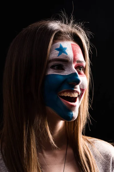 脸上的快乐球迷支持巴拿马国家队用彩绘的面孔在黑暗背景下呐喊 — 图库照片