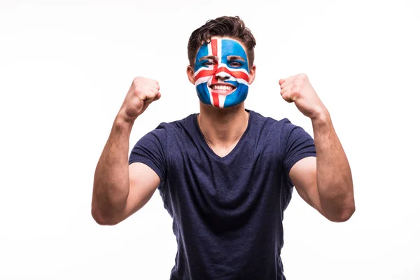 Glücklich Sieg schreien Mann Fan-Unterstützung Island Nationalmannschaft mit gemaltem Gesicht isoliert auf weißem Hintergrund — Stockfoto