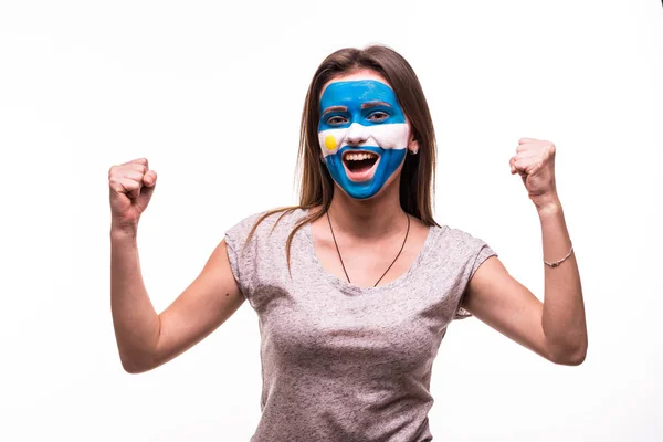 快乐的胜利尖叫女球迷支持阿根廷国家队与被绘的面孔隔绝在白色背景上 — 图库照片