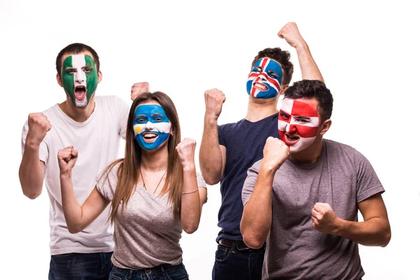 Un groupe de fans soutient leurs équipes nationales avec des visages peints. Argentine, Croatie, Islande, Nigéria Les fans crient victoire isolés sur fond blanc — Photo