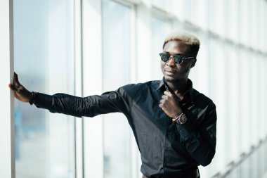 Başarılı afro Amerikalı işadamı koridorda şirketini duruyor.