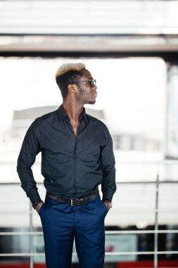 Çalışma alanı bürodaki yakışıklı neşeli Afro-Amerikan executive iş adam