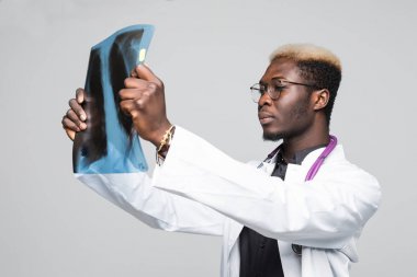 Gri izole bir Radyografi bakarak bir doktor portresi