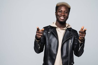 Öğe, dikey, afro Amerikalı adam bakıyorsun, gri arka plan üzerinde izole kamera üzerinde işaret etti