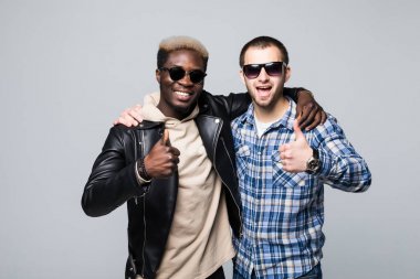 Siyah ve beyaz izole üzerinde gri arka plan arkadaş Yaşasın. Çok ırklı genç öğrenciler kendi kendine portre. Irklararası arkadaşlık kavramı